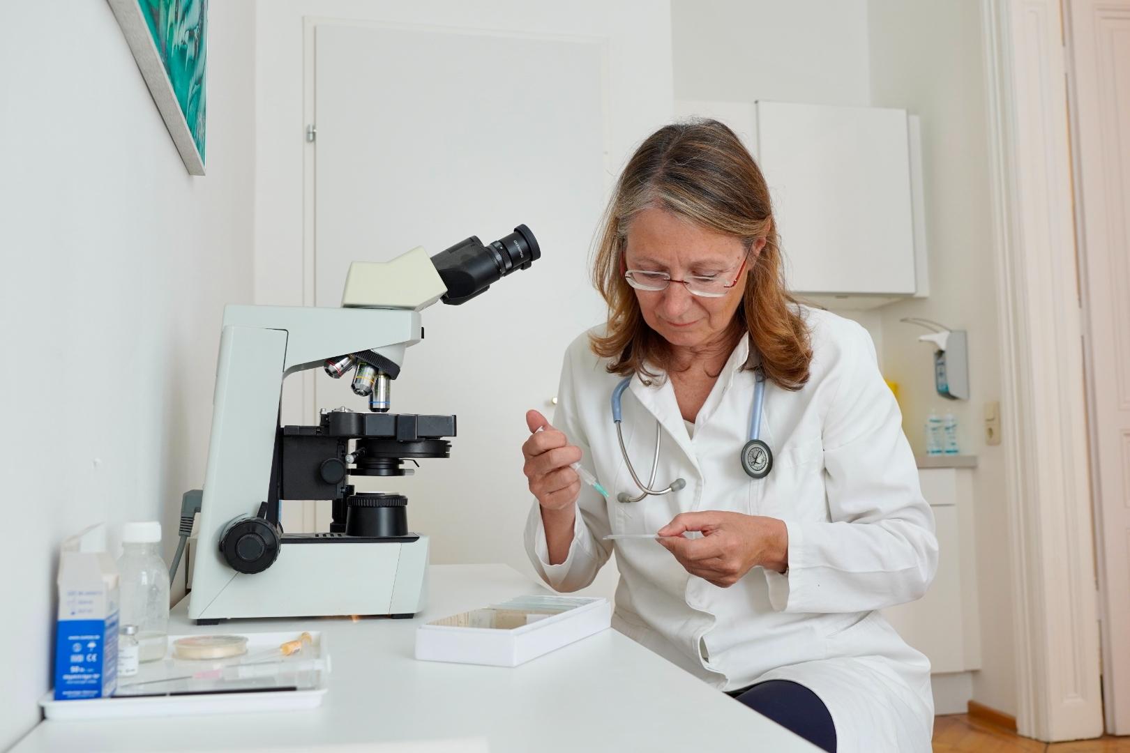 DI DDr. Marion Noe-Letschnig in einem medizinischen Labor arbeitet an einem innovativen Therapieansatz für Frauen mit chronischem Scheidenpilz