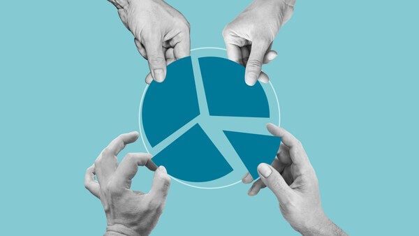Hände halten Teile eines Kreisdiagramms: Symbol für die Anlegerstruktur