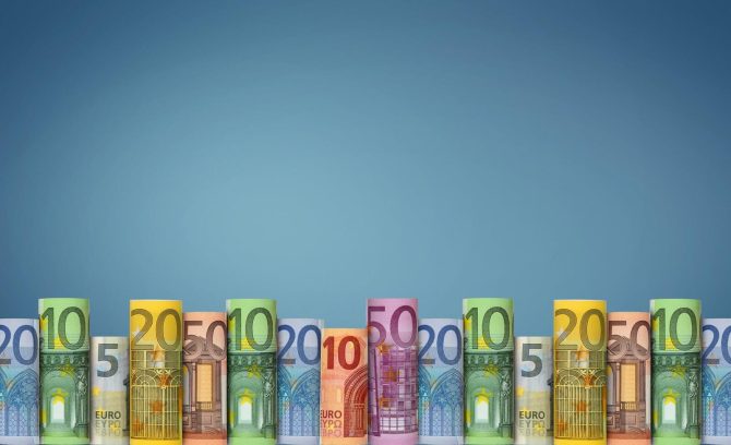 Zinswende: Euro-Scheine und Münzen